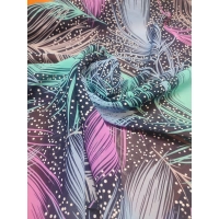 Delikatna tkanina szyfon - wzór w różowe, szare i miętowe pióra